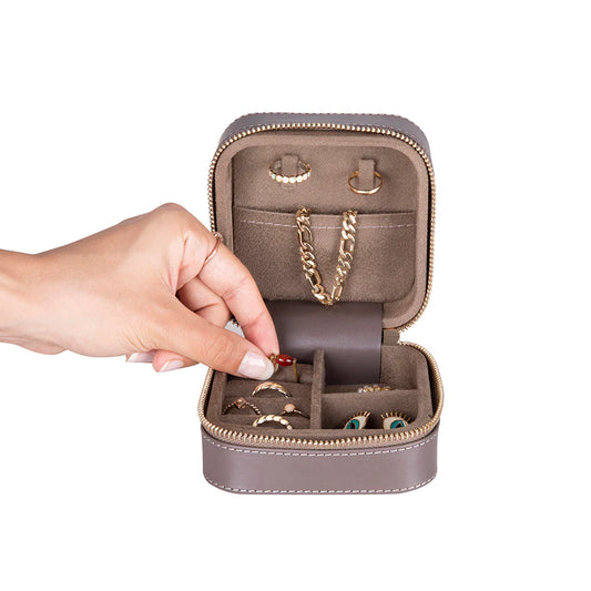 Amanda Lederen Sieradendoos, Medium