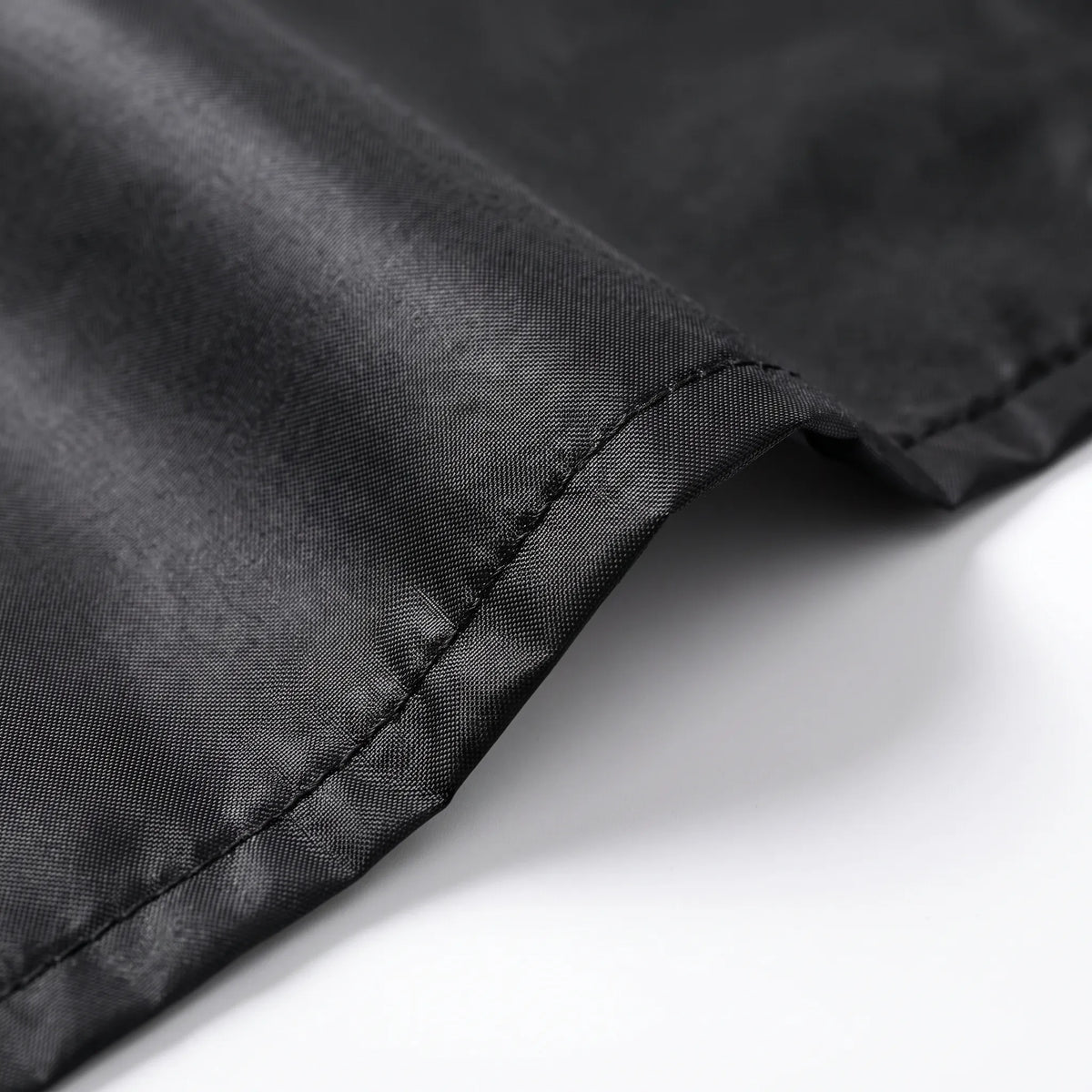 Detail van het ripstopmateriaal van de regenponcho