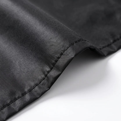 Detail van het ripstopmateriaal van de regenponcho