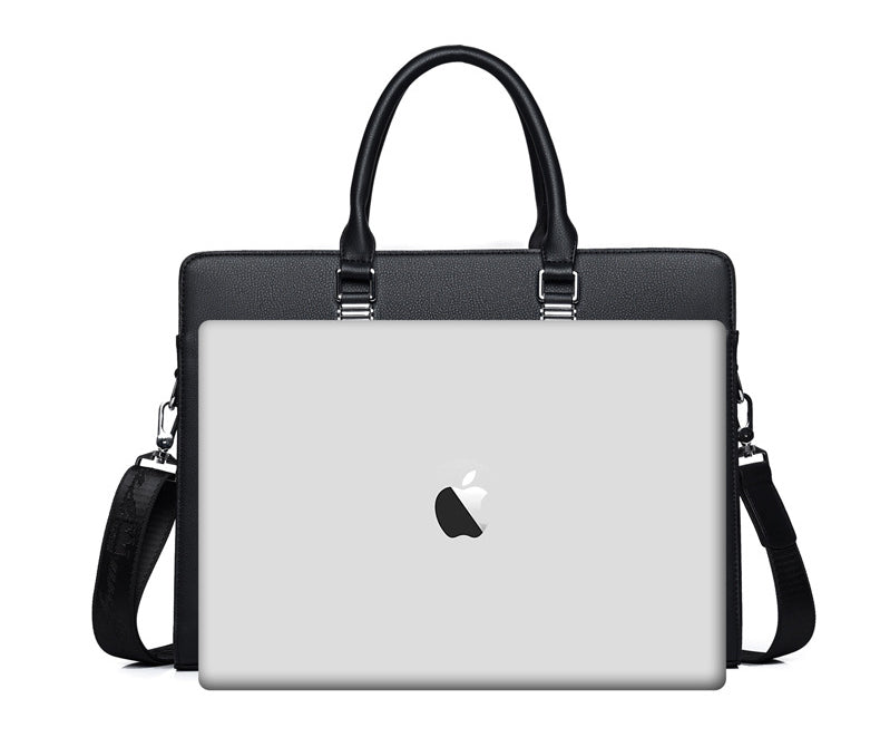 Laptoptas gedragen met de schouderriem voor onderweg