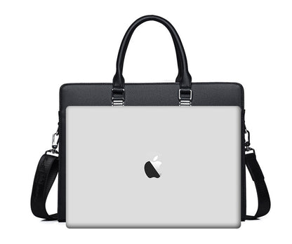Laptoptas gedragen met de schouderriem voor onderweg