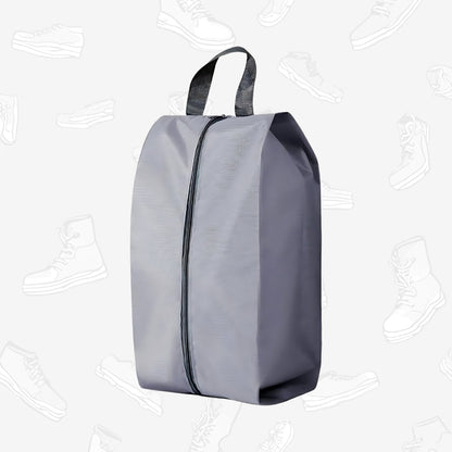 Schoenen beschermd tegen vocht in een afsluitbare opbergtas
