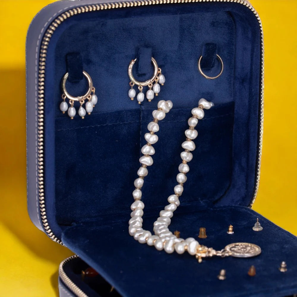 Amanda Lederen Sieradendoos, Medium