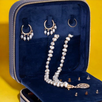 Amanda Lederen Sieradendoos, Medium