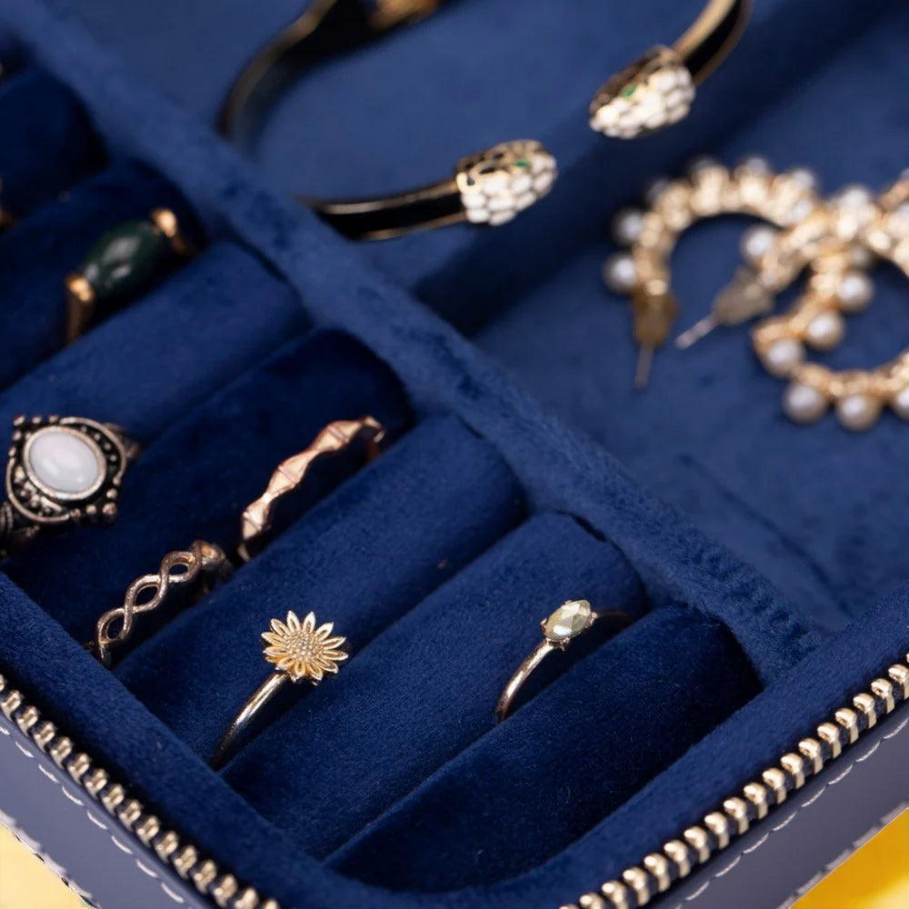 Amanda Lederen Sieradendoos, Medium