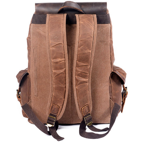 Vintage reistas van canvas met sluiting en flap, close-up