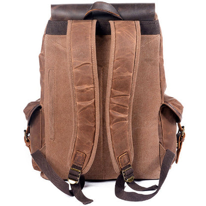 Vintage reistas van canvas met sluiting en flap, close-up
