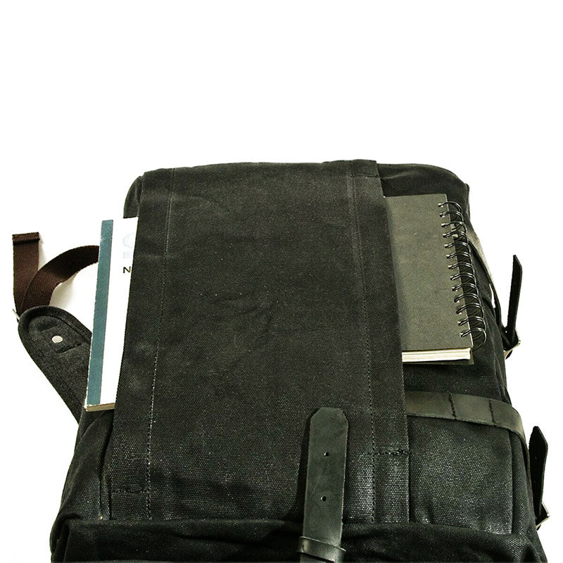 Binnenvak van de vintage rugzak voor dagelijkse essentials