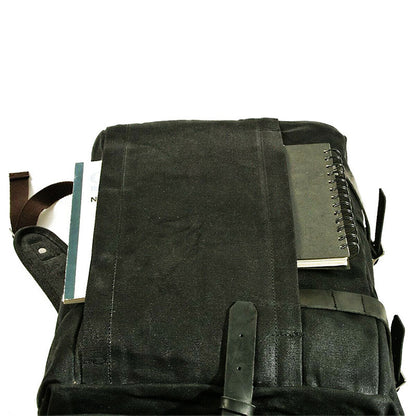 Binnenvak van de vintage rugzak voor dagelijkse essentials