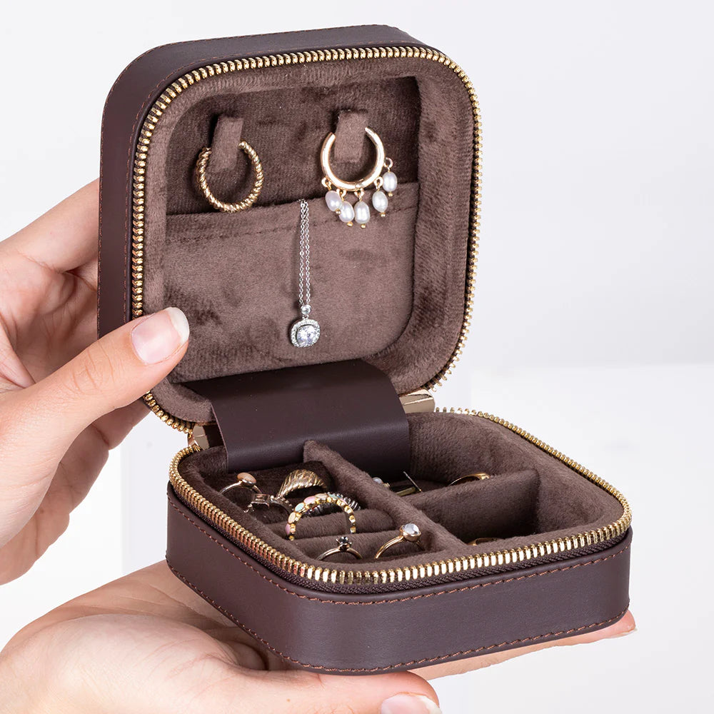 Amanda Lederen Sieradendoos, Medium