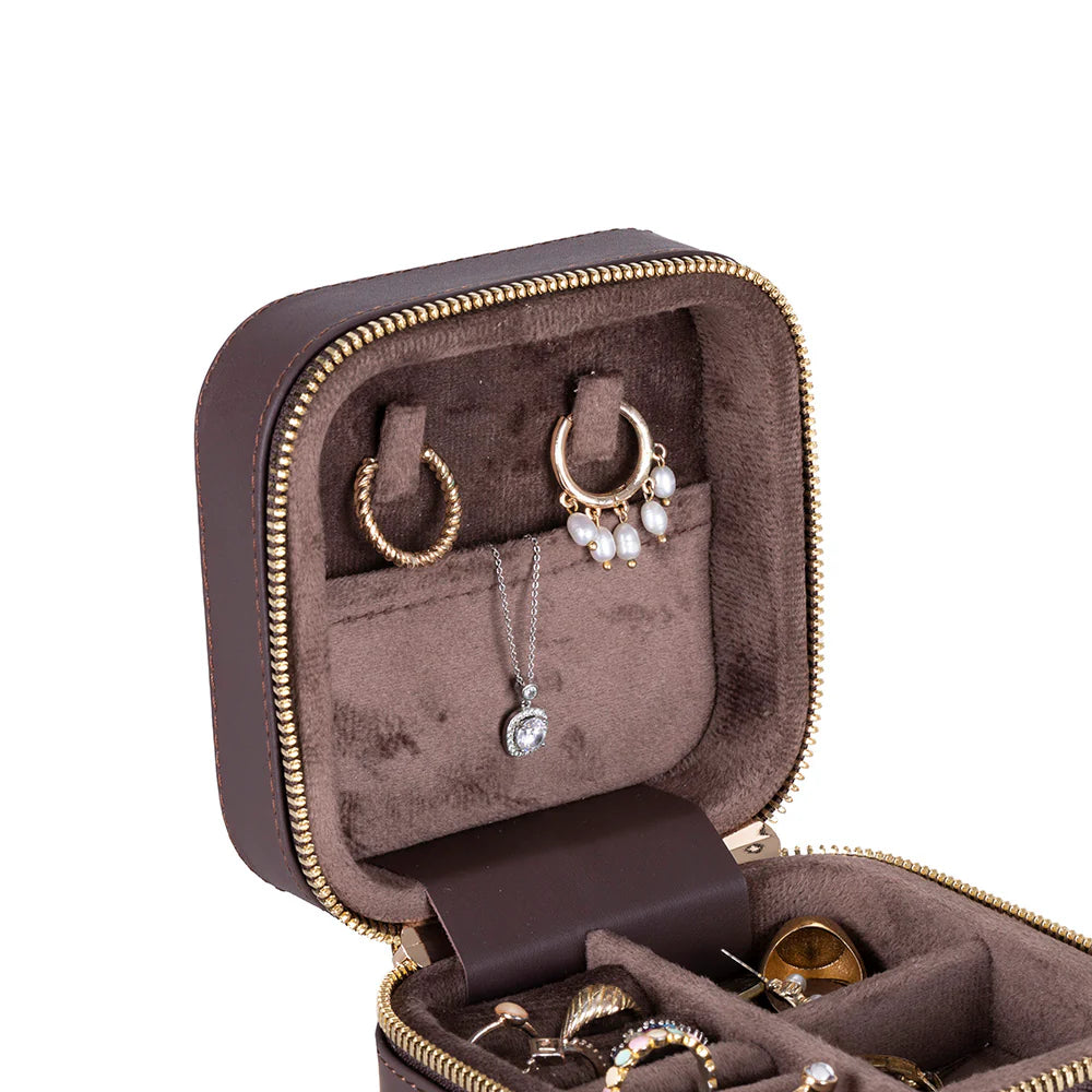 Amanda Lederen Sieradendoos, Medium