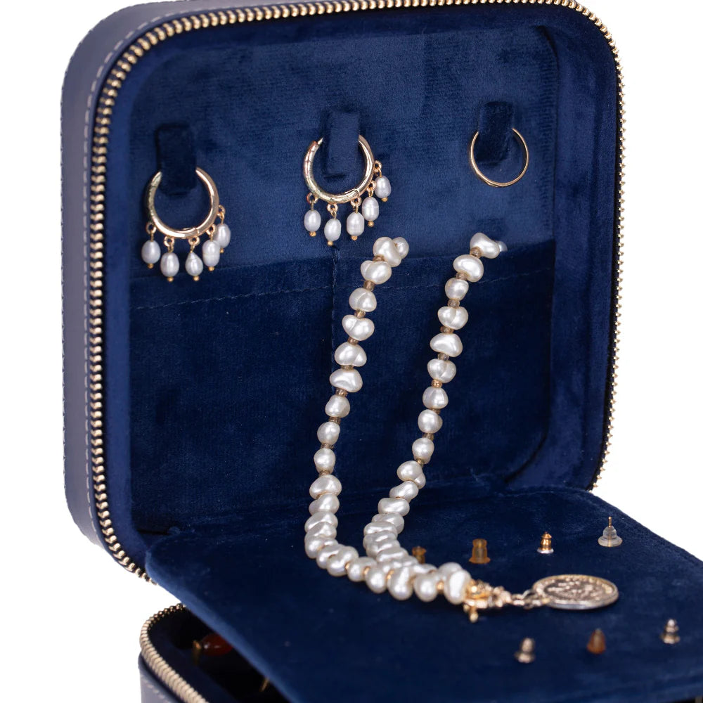 Amanda Lederen Sieradendoos, Medium