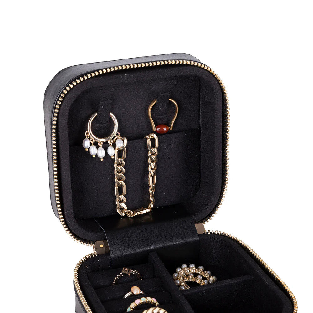 Amanda Lederen Sieradendoos, Medium