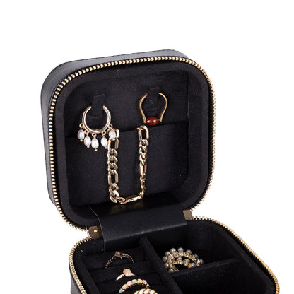 Amanda Lederen Sieradendoos, Medium