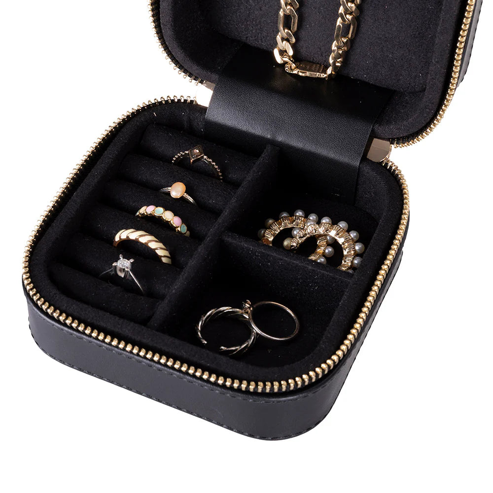 Amanda Lederen Sieradendoos, Medium