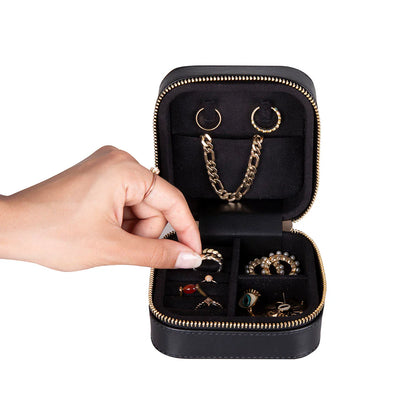 Amanda Lederen Sieradendoos, Medium