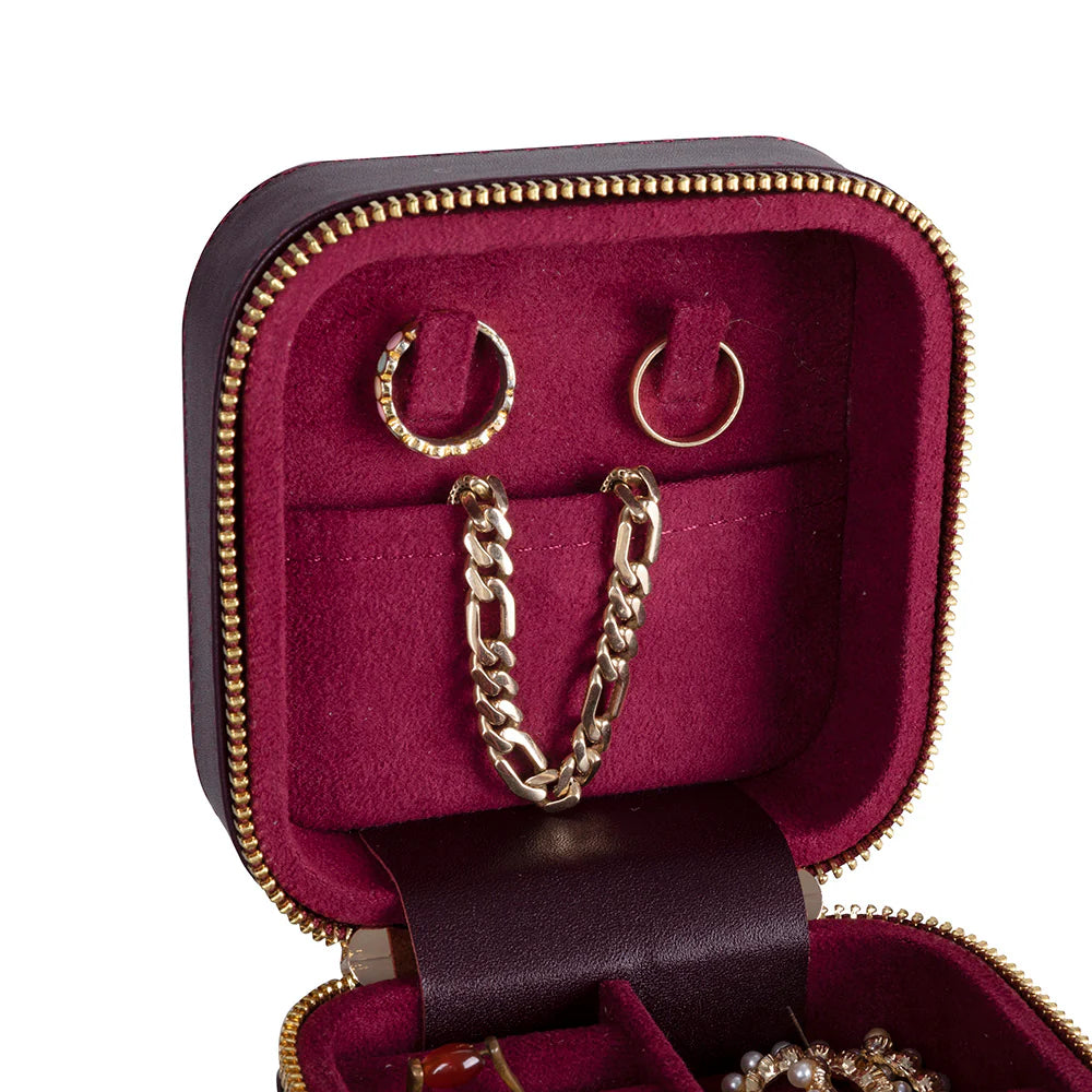 Amanda Lederen Sieradendoos, Medium