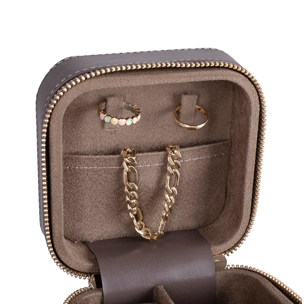 Amanda Lederen Sieradendoos, Medium