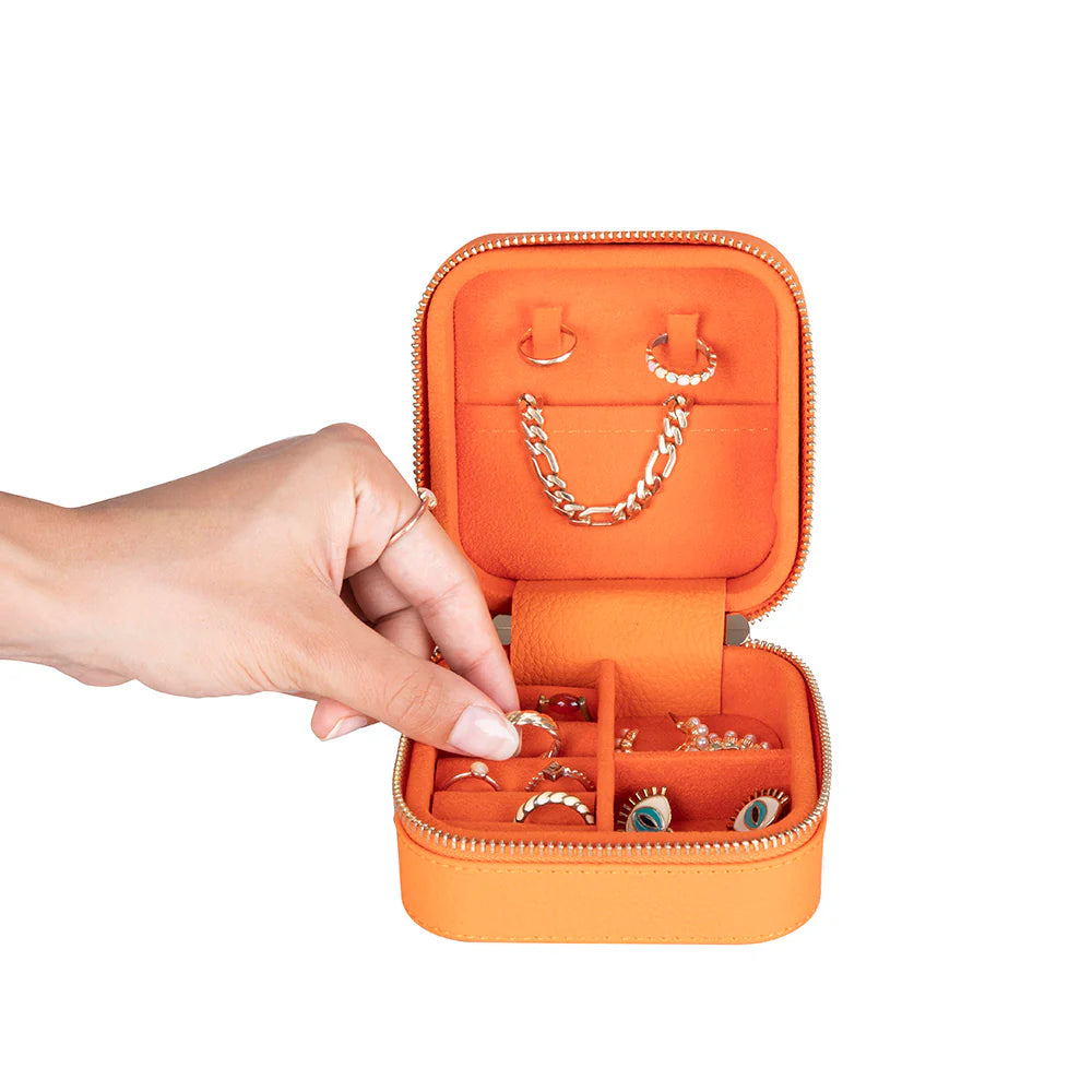 Amanda Lederen Sieradendoos, Medium