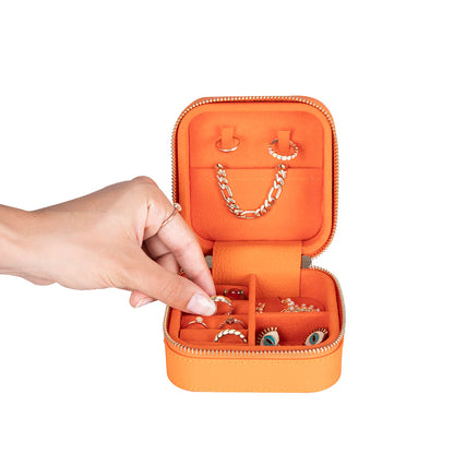 Amanda Lederen Sieradendoos, Medium