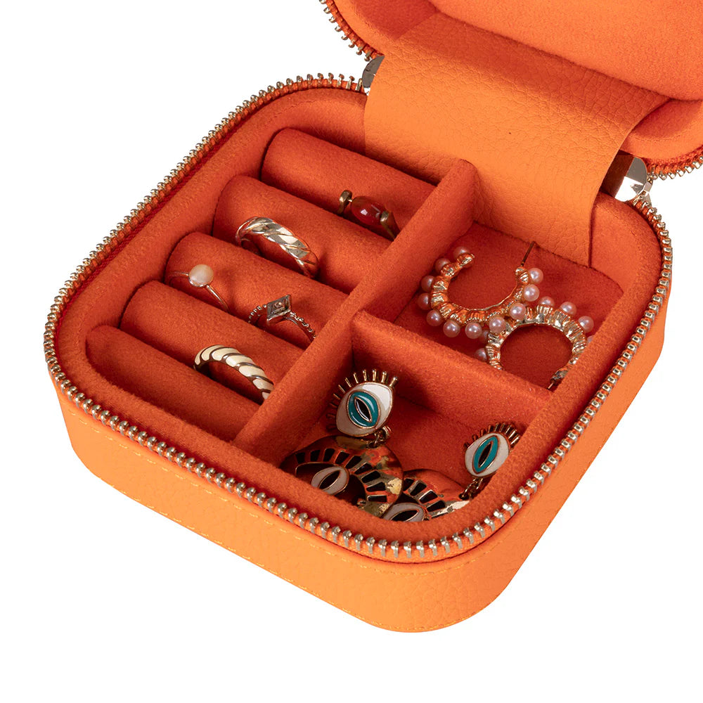 Amanda Lederen Sieradendoos, Medium