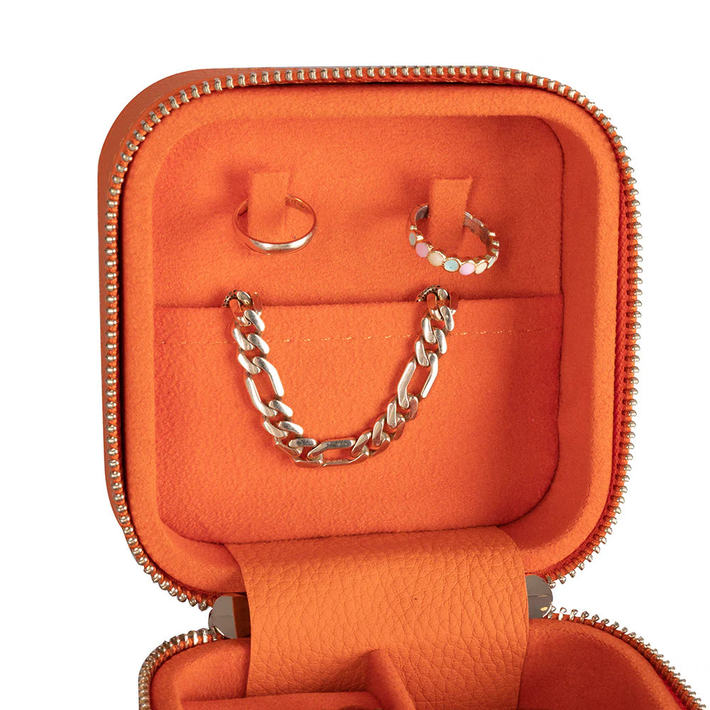 Amanda Lederen Sieradendoos, Medium