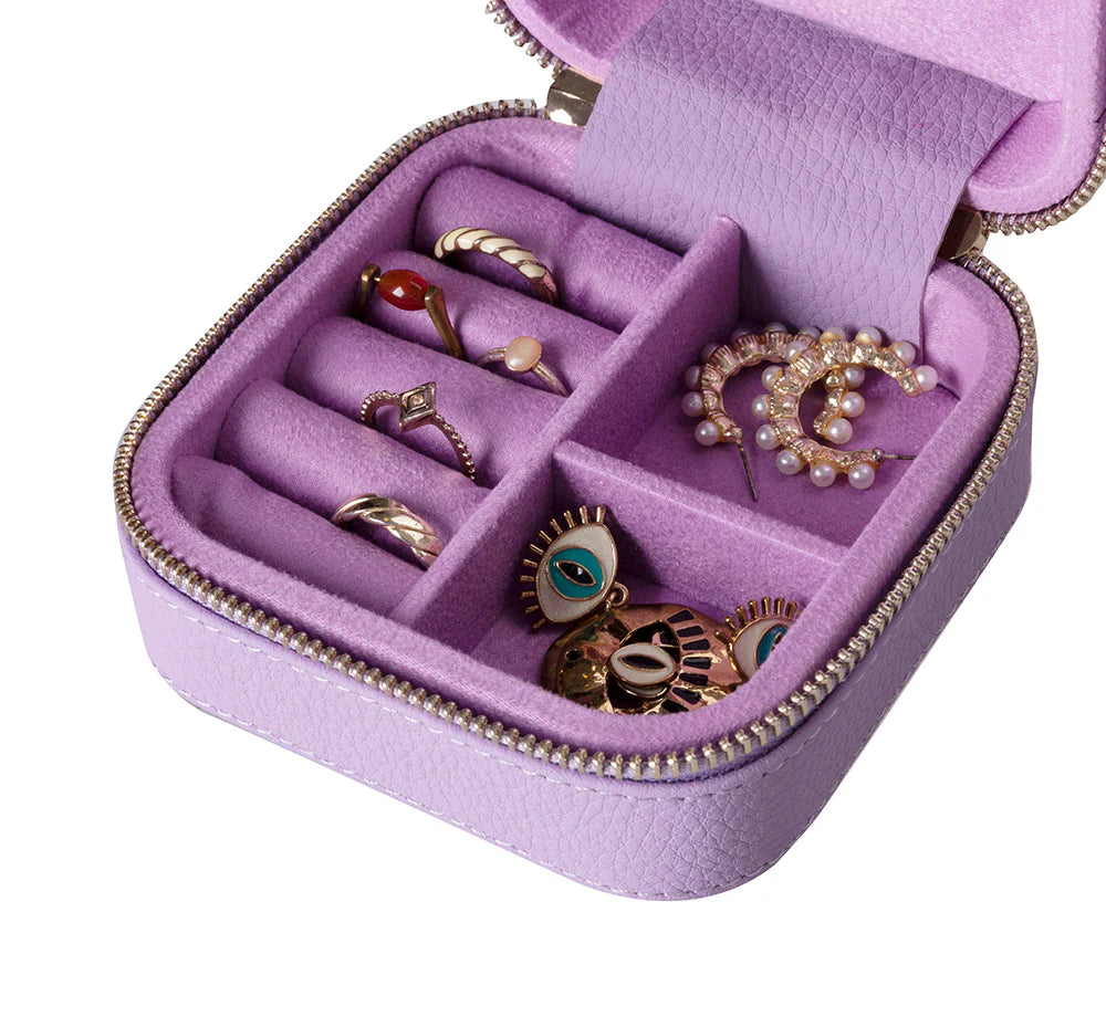 Amanda Lederen Sieradendoos, Medium