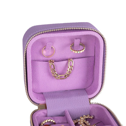 Amanda Lederen Sieradendoos, Medium