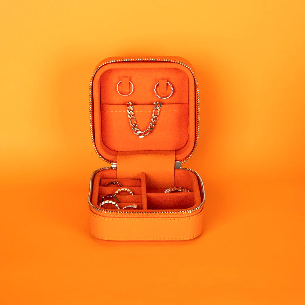 Amanda Lederen Sieradendoos, Medium