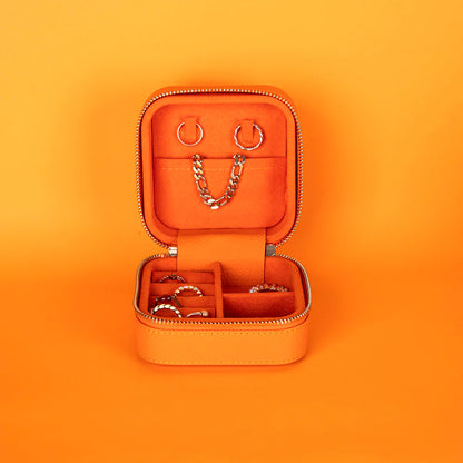 Amanda Lederen Sieradendoos, Medium