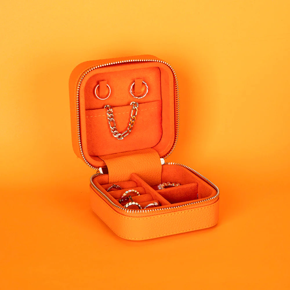 Amanda Lederen Sieradendoos, Medium