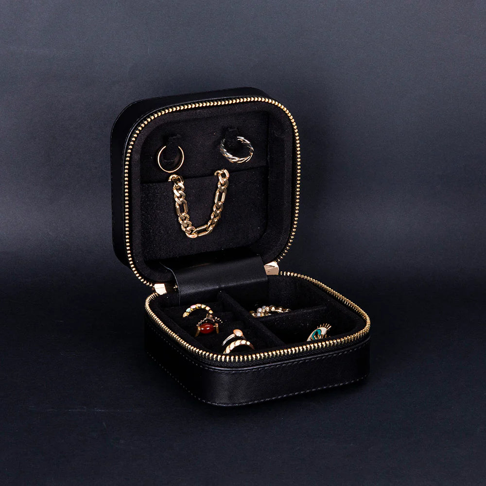 Amanda Lederen Sieradendoos, Medium