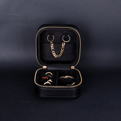 Amanda Lederen Sieradendoos, Medium