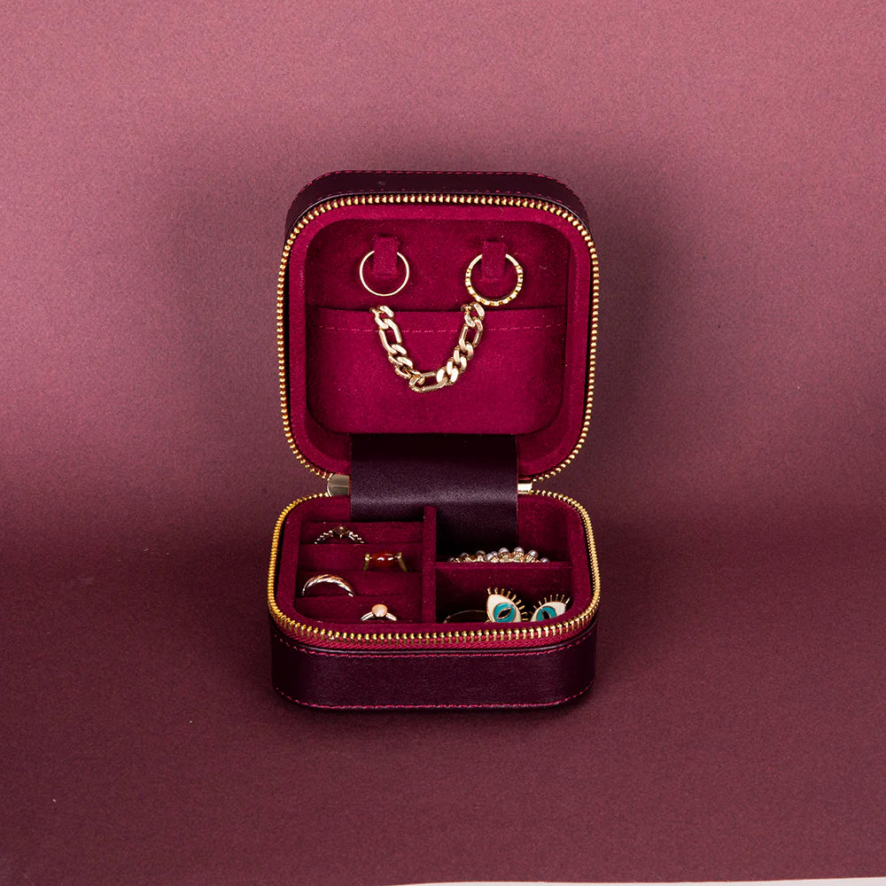 Amanda Lederen Sieradendoos, Medium