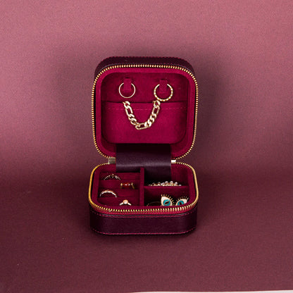 Amanda Lederen Sieradendoos, Medium