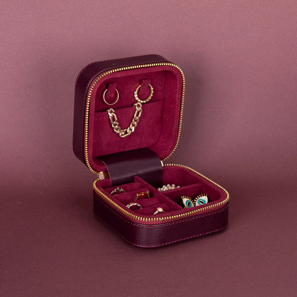 Amanda Lederen Sieradendoos, Medium