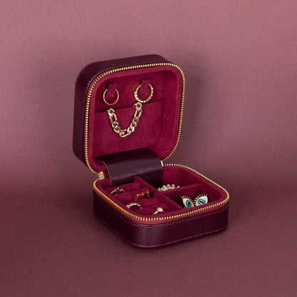 Amanda Lederen Sieradendoos, Medium