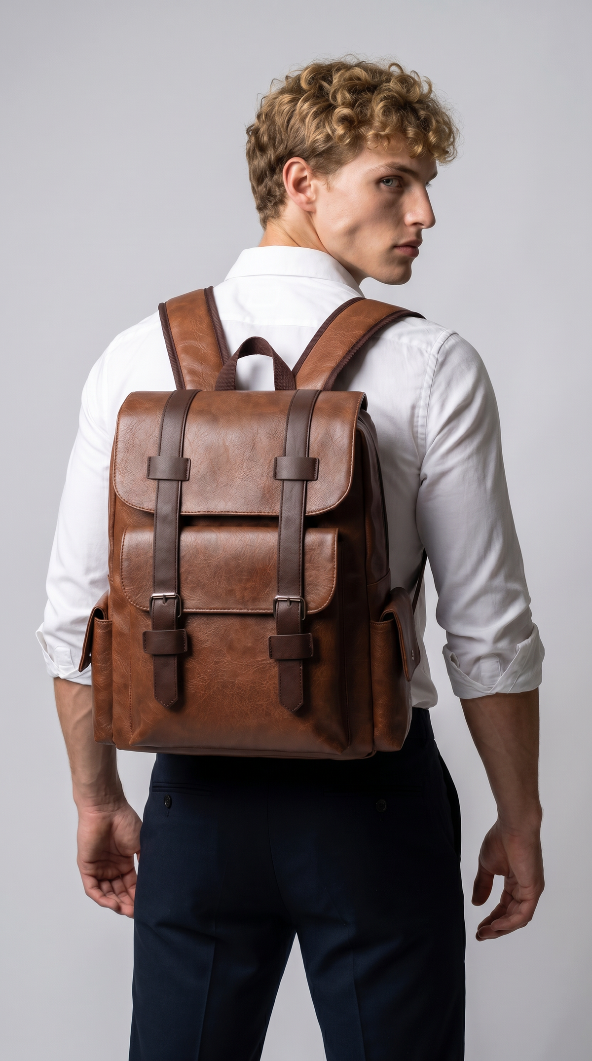 Zijaanzicht van een bruine leren rugzak voor heren