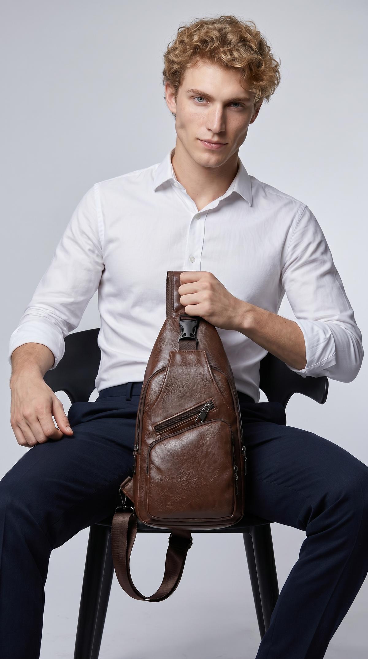 Detail van het bruine leer van de crossbodytas