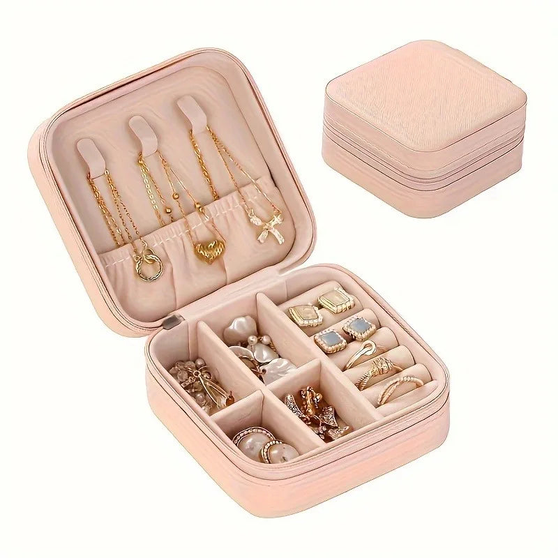 Sieraden netjes opgeborgen in een reisetui