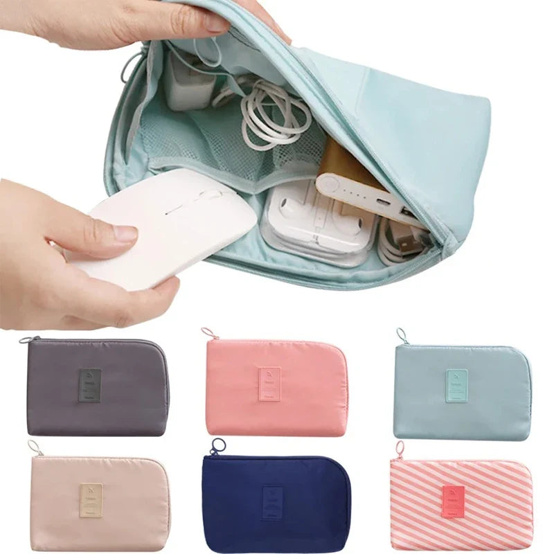 Compacte zwarte elektronica-organizer voor reizen met kabels en accessoires
