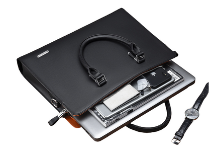 Laptoptas van voren met praktisch handvat en schouderriem