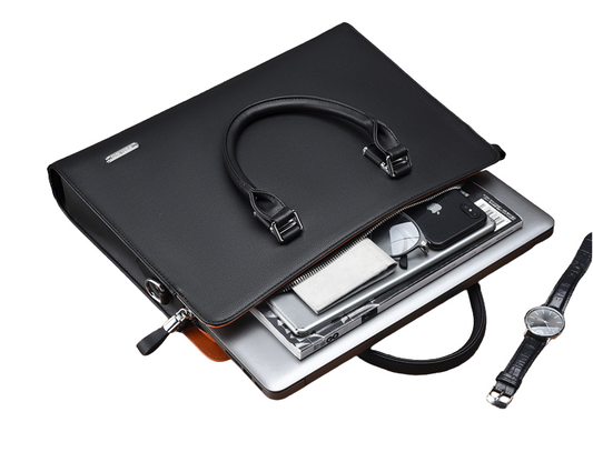 Laptoptas van voren met praktisch handvat en schouderriem