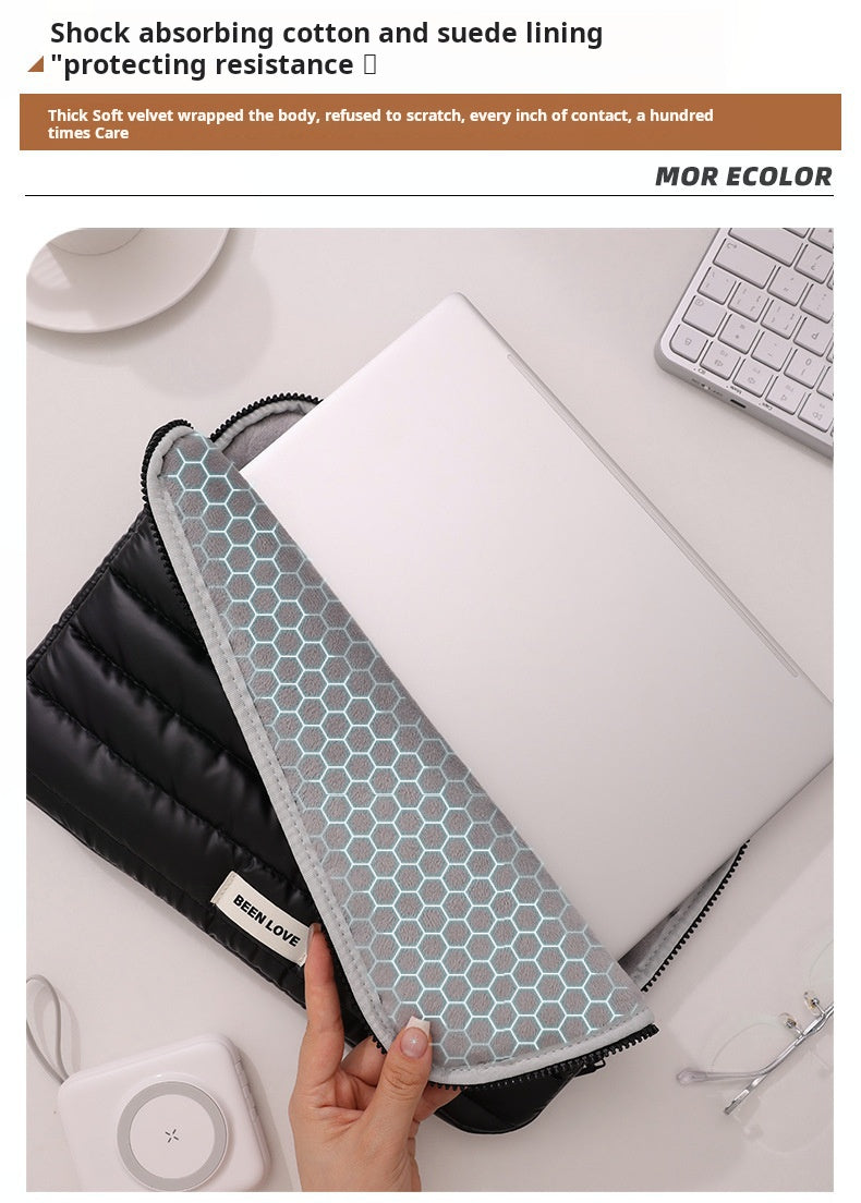 Laptophoes naast een laptop voor werk en studie