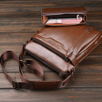 Heren schoudertas schuin gedragen als comfortabele crossbody tas